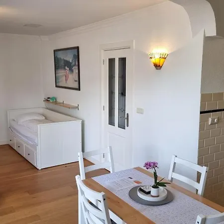 Geraeumiges Und Modernes Tara Am Mit Parkplatz! Apartmán