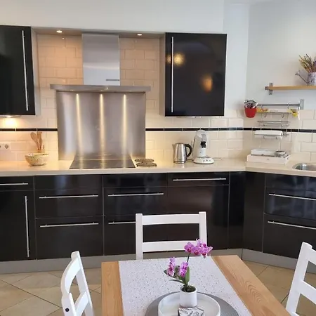 Geraeumiges Und Modernes Tara Am Mit Parkplatz! זנדוורט