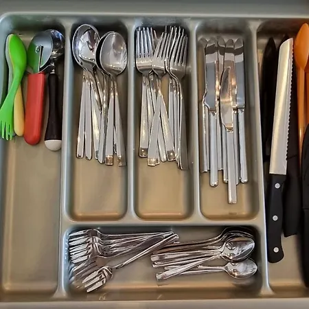 Geraeumiges Und Modernes Tara Am Mit Parkplatz! דירה