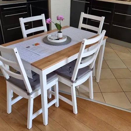 Geraeumiges Und Modernes Tara Am Mit Parkplatz! זנדוורט